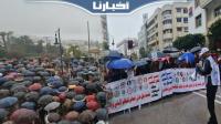 الأساتذة يجوبون شوارع طنحة في مسيرة حاشدة رغم الأمطار