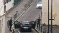 كاتب شهير يُحذر الغرب من الوُقـوع في فـخ هستيريا ردِّ الفعل بعد حادث "شارلي إيبدو"