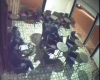 الهجوم على شاب بسيف داخل مقهى في أكادير.. شاهد ردة فعل الزبائن