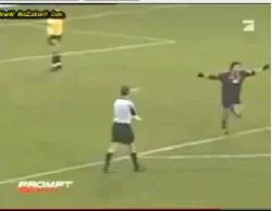 لاعب كرة يقطع أصبعه في الملعب احتفالا بالهدف