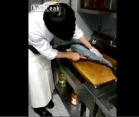 بالفيديو: سمكة تبقى حية بعد قطع رأسها وتنظيف أحشائها