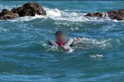 200 مهاجر سري يرمون بأنفسهم إلى البحر للوصول إلى سبتة ومواجهات مع الحرس الإسباني والأمن المغربي