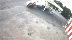 بالفيديو..ينجو بأعجوبة بعد انقلاب سيارة مسرعة واندفاعها نحوه