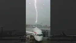 بالفيديو.. البرق يضرب طائرة بريطانية ويؤخر رحلتها لساعات