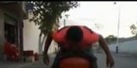 شاب مغربي يحمل بوطا بأسنانه