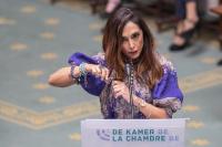 وزيرة الخارجية البلجيكية تقص خصلة من شعرها في جلسة للبرلمان (فيديو)