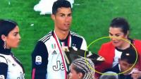 بالفيديو.. رونالدو يضرب ابنه بالكأس الذهبية ولم ينتبه!