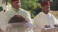 استقبال الملك بالحليب والتمر في نهار رمضان !