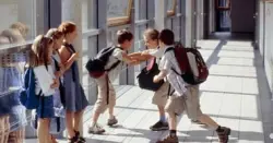 إيقاف مديرة مدرسة انهالت على تلاميذها ضربا بالحذاء