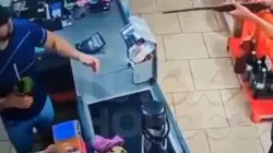 بائع يرتشف عصير  ويطيح بلص حاول سرقته في البرازيل.. فيديو