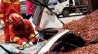 بالفيديو: ينجو من الموت تحت الركام بفضل حشد من المارة
