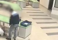 بالفيديو.. رجل أمن يلتقط في آخر لحظة طفلا سقط عندما كان والده غافلا عنه