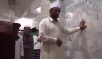 شاهد ...إمام يواصل الصلاة رغم الزلزال في اندونسيا