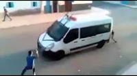لحظة هجوم مواطنين على سيارة الأمن الوطني