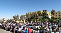 فيديو مروع لاعتداء قوات الجيش على المصلين وهم يؤدون صلاة العصر بالعريش