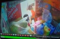 هاد شي بزاف .. شاهد كيف تم "كريساج" مول الحانوت و فتاة بيدها هاتف بالسيوف في فاس