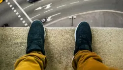 زعم قدرته على الطيران.. شاب يلقى مصرعه بعد قفزه من شرفة شقته