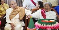 عازب عمره 100 عام يتزوج من عروس عمرها 96 عاما (فيديو)
