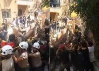 انتشال شاب من تحت أنقاض مبنى تضرر بانفجار مرفأ بيروت وهو على قيد الحياة