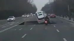 بالفيديو..حفرة عملاقة تظهر فجأة وتبتلع سائق دراجة نارية