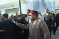 لقطة طريفة بين الفنانين المغاربة و الملك