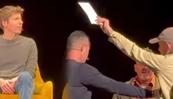 رجل يقتحم منصة ندوة ليسلّم مذكرة قضائية لـ سام ألتمان وسط ذهول الحضور