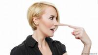 اكتشف الكذَّاب!.. علامات توضح أن محدثك يكذب عليك