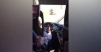 بالفيديو.. سائق حافلة يستخدم «فيس تايم» أثناء القيادة