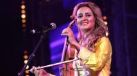 "زينة الداودية" تغضب بعد رشقها بالحجارة في مهرجان عين عودة (فيديو)
