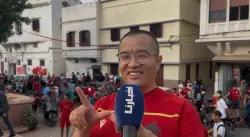 مشجع صيني يعبر عن حبه للوداد ويشارك الجماهير الودادية احتفالاتها رفقة أصدقائه في مواجهة المان سيتي