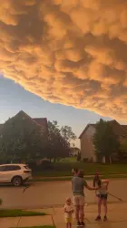 بالفيديو... ظهور سحب الماماتوس المذهلة في السماء بعد مرور إعصار عنيف