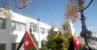 بالفيديو.. موظف أردني يهتف للملك ثم يقفز من الطابق الثالث