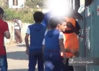 فتاة تركل شابا يتحرش بها
