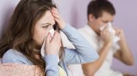 كيف تختلف الأعراض بين نزلة البرد ومتحور أوميكرون؟