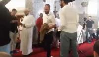 جزائري يجبر السديس على الفرار بعد أن وجه له سؤالا محرجا عن السعودية و علاقتها بأمريكا