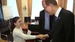 بالفيديو..طفلة مغربية تجبر بان كي مون على الحديث بالعربية