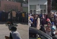 بدون تدابير احترازية ... ازدحام شديد لأولياء الأمور على أبواب المدارس من أجل اختيار التعليم الحضوري لأبنائهم