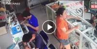 لحظة انفجار بطارية هاتف في محل اصلاح هواتف (فيديو)