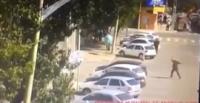 بالفيديو..رجل يرمي سيارة بالحجارة لكن ردة فعل السائق الغاضب كانت قوية