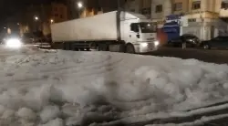 رغوة بيضاء تشبه الثلج تغزو شوارع البرنوصي وسط استياء السكان