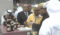 الملك محمد السادس يأكل العسل ويرش المسك بالمعرض الدولي للتغذية بأبوظبي