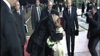 طفل يستقبل الملك محمد السادس بالزهور واللباس المغربي في روسيا