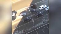 حفرة عميقة تظهر بشكل مفاجئ على الطريق