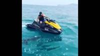 شاهد ماذا وجد رشيد العلالي داخل البحر
