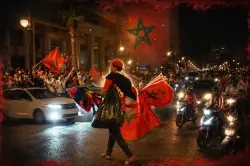 ليلة بيضاء.. الجماهير تخرج إلى شوارع طنجة حاملة الأعلام الوطنية احتفالا بفوز الأسود على اسكتلندا