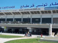 بسبب اهمال الحكومة ومجلس الجالية مغاربة يتسولون في مطار قرطاج بتونس  