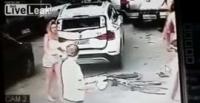 بالفيديو.. شاهد ماذا حدث لهذه الفتاة بأحد شوارع البرازيل