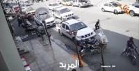 ماذا فعل شاب لحظة سرقة لصين دراجة نارية؟ (فيديو)