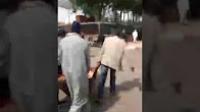 فضيحة مستشفى أزيلال عجوز مريض محمول بكاشا وأسرته تبكي