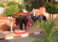 فضيحة...صورة لمريض محمول على الأكتاف تحرج وزارة الصحة و تشعل الفيسبوك